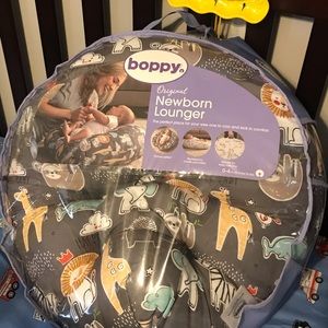 BOPPY ORIGINAL NEWBORN LOUNGER PILLOW neutral print gray boy girl unisex